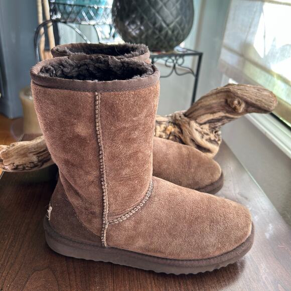 UGG Women's Classic Brown Winter Boots Size 6 - Picture 1 of 11